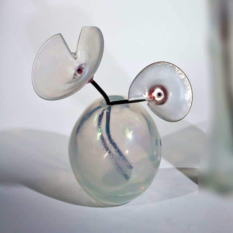 Vase ''Fuochi d'aqua'': Vase ''Fuochi d'aqua'' Giorgio Vigna (Entwurf), Venini, 2002 Farbloses, dickwandiges Glas, matt irisiert. Zwei Kupferstäbe mit farblosen blütenförmigen Appliken. In Vibrogravur bez.: venini 2002 Gi