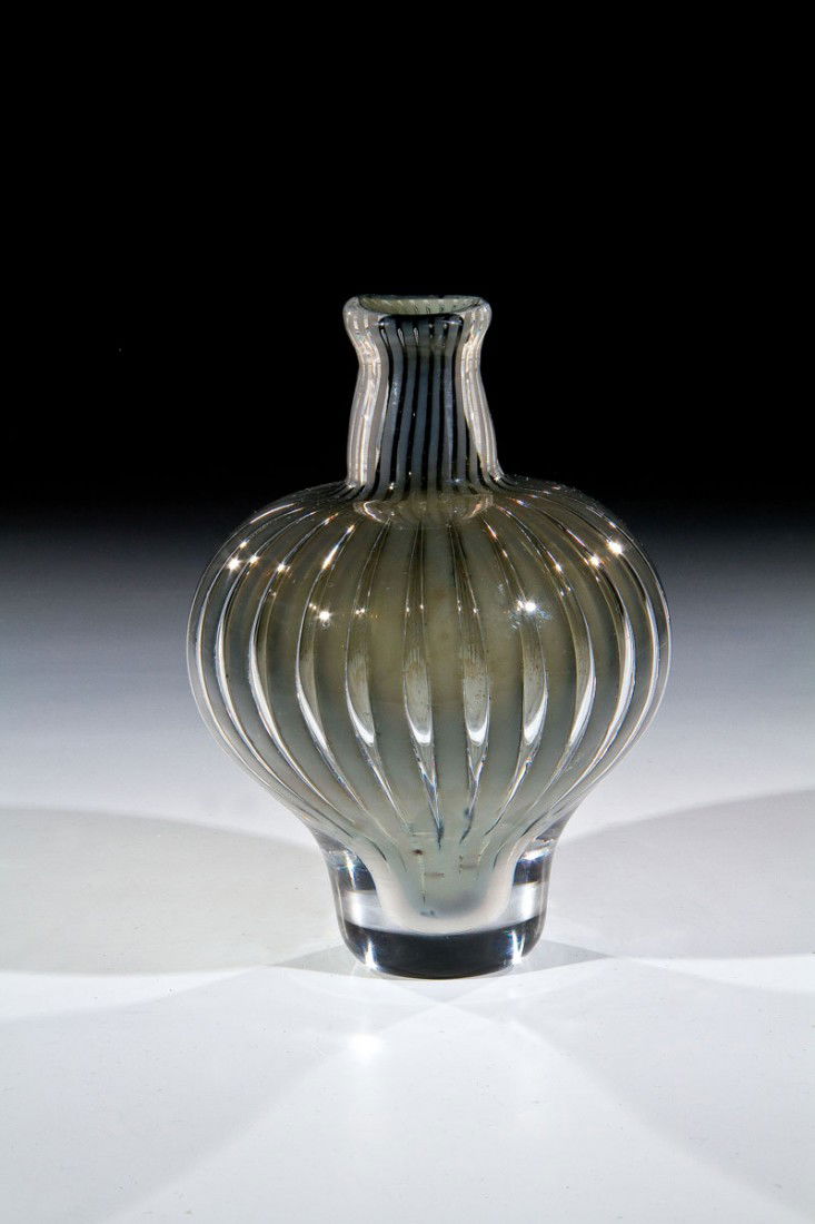 Vase ''Ariel'': Vase ''Ariel'' Edvin Öhrström (Entwurf), Orrefors, 1957 Auf farblosem Glas silbriggrauer Opalüberfang. Dekor nach Zwischenkühlung in kalter Tehnik eingetieft. Wiedererwärmt, farblos überstochen.