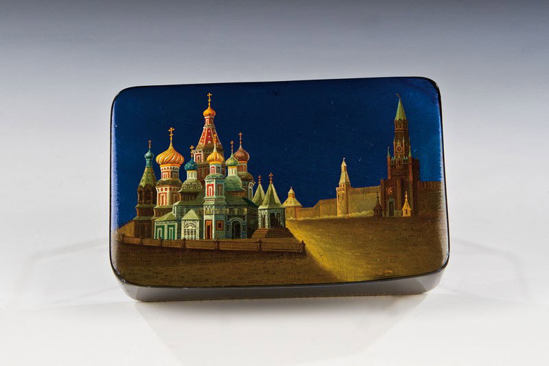 Lackdose mit Ansicht des Moskauer Kremls: Katalogbeschreibung English: A papiermaché and lacquer box of rectangular form. The hinged cover finely painted with an architectural view of the Kremlin in Moscow. The red lacquered interior signed 