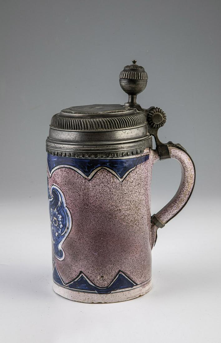 Roller pitcher with eagle: Roller jug with eagle Dorotheenthal, painter Johann Martin Frantz the Elder, around 1724 Frontal eagle painted in blue tones and black, holding a curved shield with rosette flower and acanthus foliage