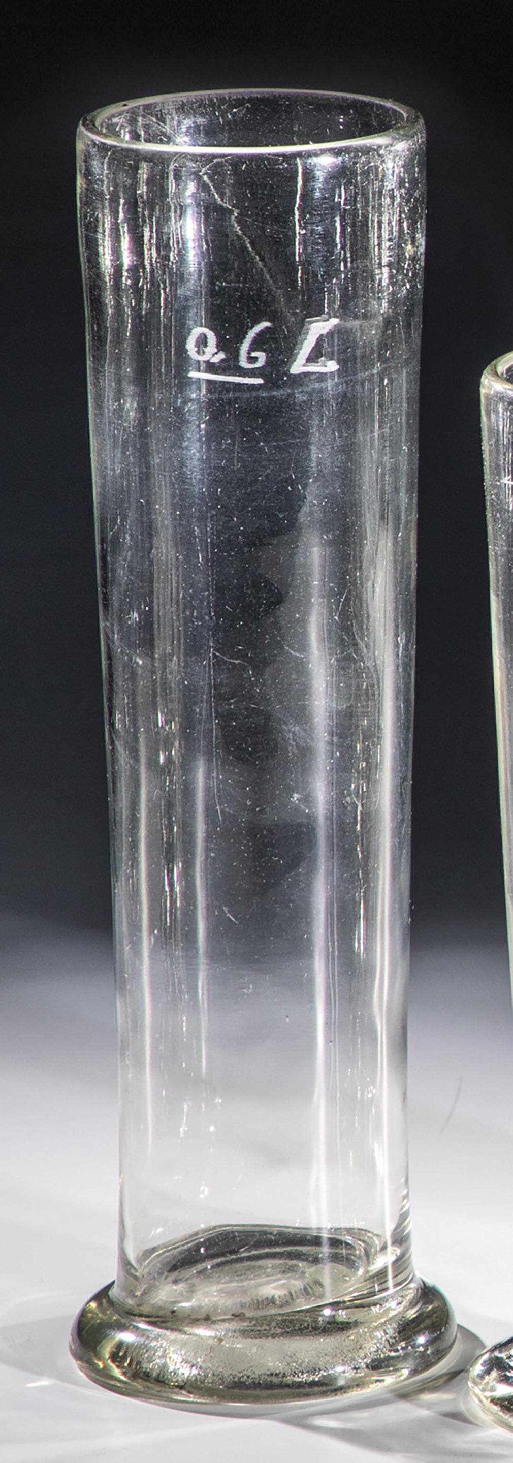 Beer glass ''Potsdamer Stange'': Beer glass ''Potsdamer Stange'' E. 19th c. Slightly greenish glass with breakage. Calibration mark ''0,6 L''. Bottom with collection label ''U. Friedleben Hannover''. H. 27,5 cm