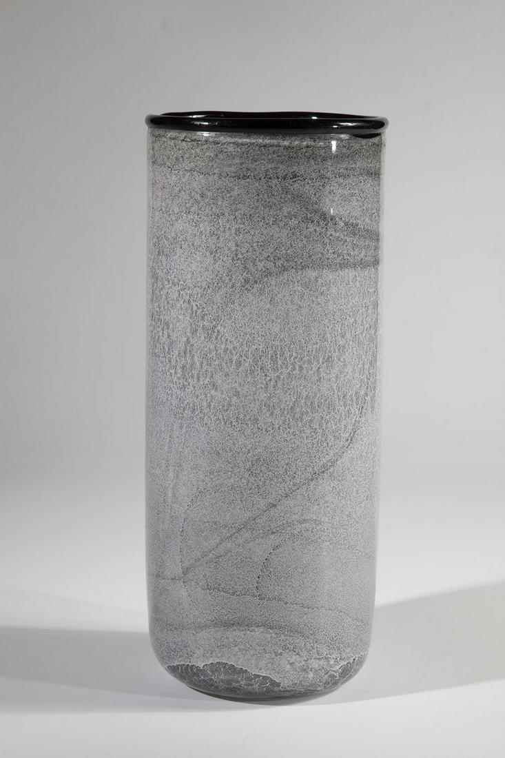 Cylinder vase: Cylinder vase Richard Meitner, 1978 Colorless glass, with graphite gray powder fusions. Mouth with applied black thread. Signed and dated in diamond tear: R. Meitner 78. h. 27,5 cm