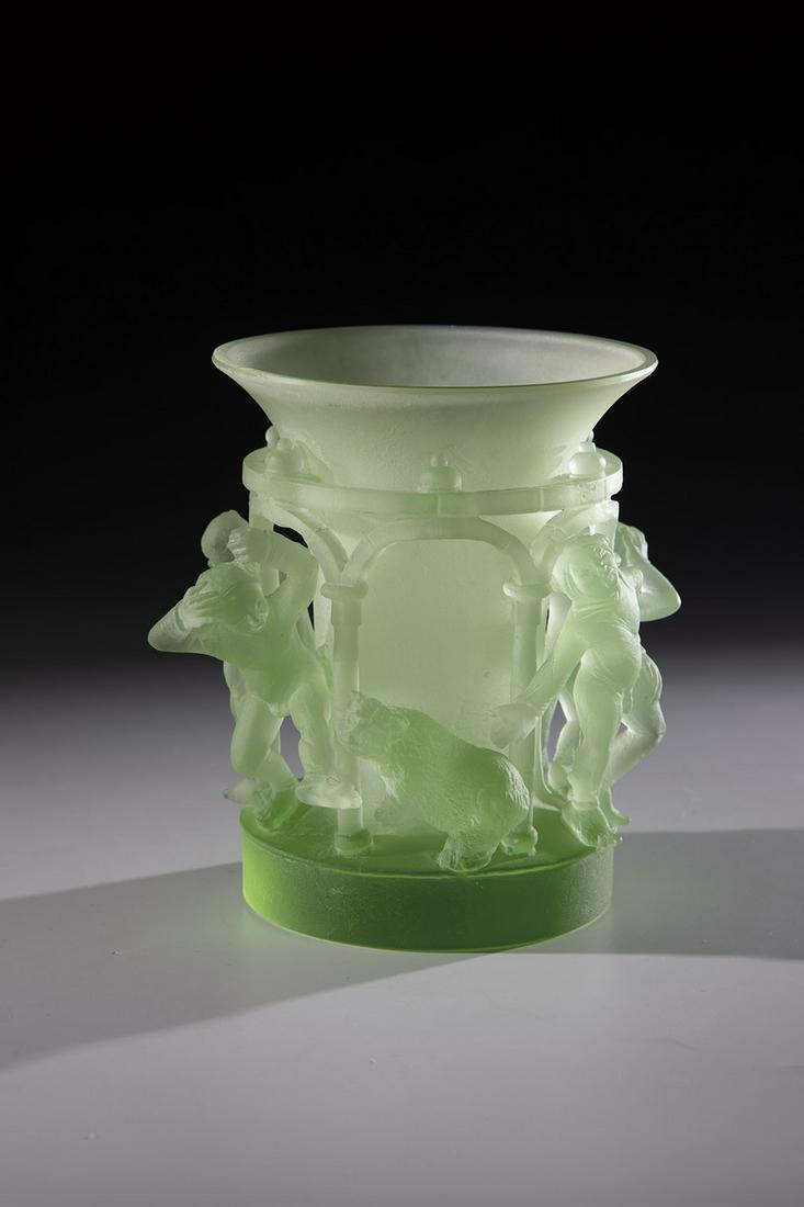 Rare diatret glass ''Fool's dance'': Rare diatret glass ''Narrentanz'' Kristian Klepsch, Mizzi - GlashÃ¼tte, Uttendorf, around 1984 Light green glass. Made by the lost wax process. Signed in diamond scratch: K. Klepsch. H. 15 cm