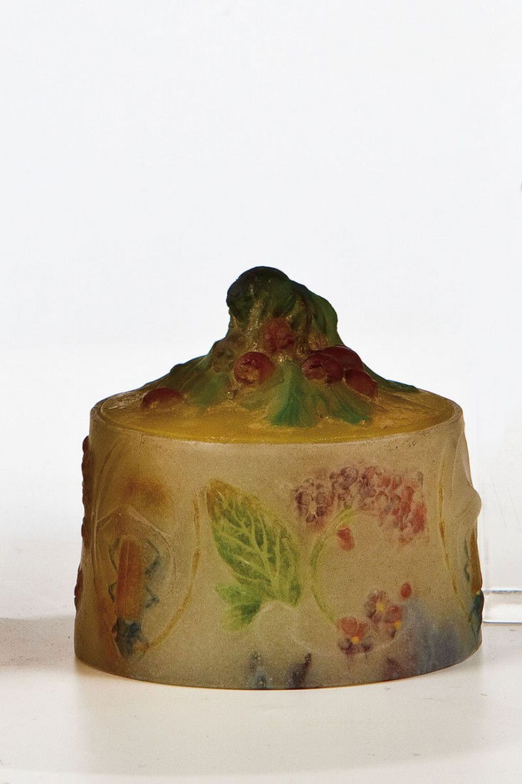 Bonbonnière: Bonbonnière Daum Frères, Nancy, 1908 Pâte de verre in Farblos, Grün, Gelb, Braun, Violett und Blau, formgeschmolzen. Umlaufender kräftig reliefierter Dekor: Blütenrispen und stilisierte Käfer.