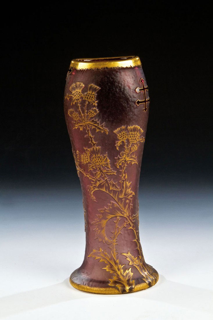 Vase mit Disteln: Vase mit Disteln Daum Frères, Nancy, um 1893 Farbloses Glas, innen violett unterfangen. Kräftig reliefierter und gravierter Dekor: blühende Distelzweige mit Lothringer Kreuz. Binnenzeichnung, Kontu