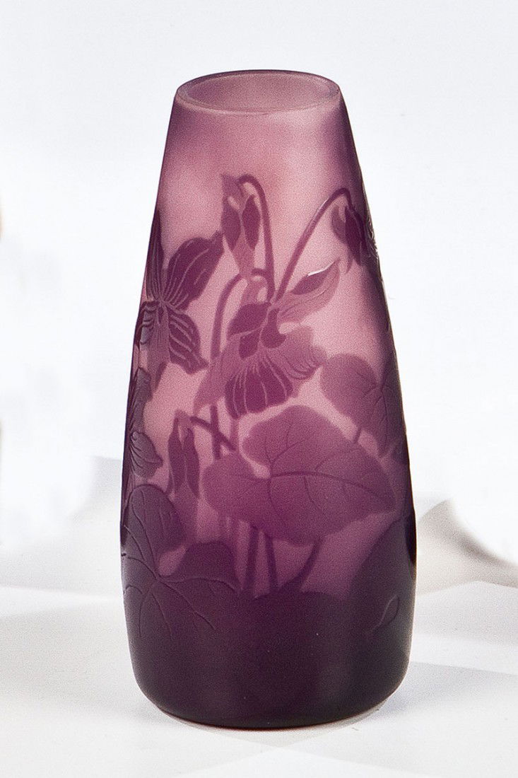 Kleine Vase mit Alpenveilchen: Kleine Vase mit Alpenveilchen Paul Nicolas, Nancy, um 1920 Farbloses, innen mit weißlichem Opal unterfangenes Glas, außen lila überfangen. Umlaufend reliefiert geätzter Dekor: Alpenveilchen. Binne