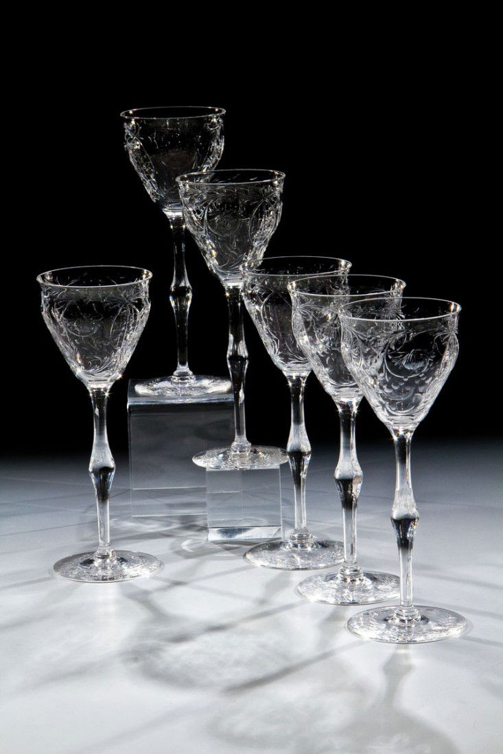 Sechs Stängelgläser: Sechs Stängelgläser Thomas Webb & Sons, Dennis Hall bei Stourbridge / Worcestershire, 1920er Jahre Farbloses, reich schliffverziertes Glas mit geschnittenem Dekor: Ranken, Perlgehänge und Kartusche