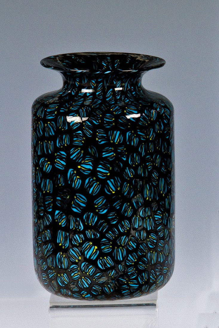 Vase ''Murrine'': Vase ''Murrine'' Ermanno Toso (Entwurf), Fratelli Toso, Murano, 1950-55 Farbloses Glas mit eingeschmolzenen Murrine in Schwarzviolett, Hellblau und Gelb. Oberfläche säurepoliert. H. 17,5 cm Zu diese