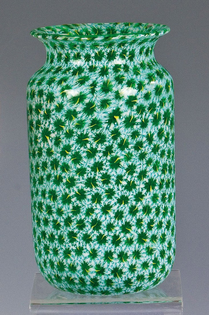Vase ''Redentore'': Vase ''Redentore'' Ermanno Toso (Entwurf), Fratelli Toso, Murano, um 1950-55 Farbloses Glas mit eingeschmolzenen Murrine 'Redentore' in Grün, Weißopal, Gelb und Hellblau. H. 21 cm