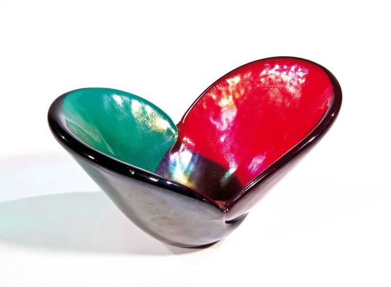 Schale: Schale Carlo Scarpa (Entwurf), Venini, Murano, 1940 Farbloses Glas, zusammengeschmolzen, mit Teilüberfängen in Rot und Grün. Äußere und innere Wandung irisiert. H. 9,5 cm; B. 17,5 cm Lit.: Marino