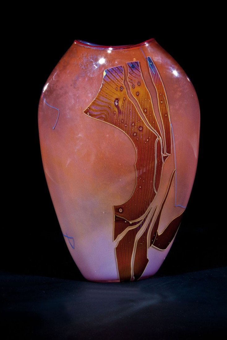 Vase: Vase William A. Morris, 1981 Farbloses Glas, innen mit braunrosa Opal unterfangen, mit eingeschmolzenen farbigen Glasplättchen und Fäden. Partiell irisiert. Oberhalb des Standes in Gravur bez.: Will
