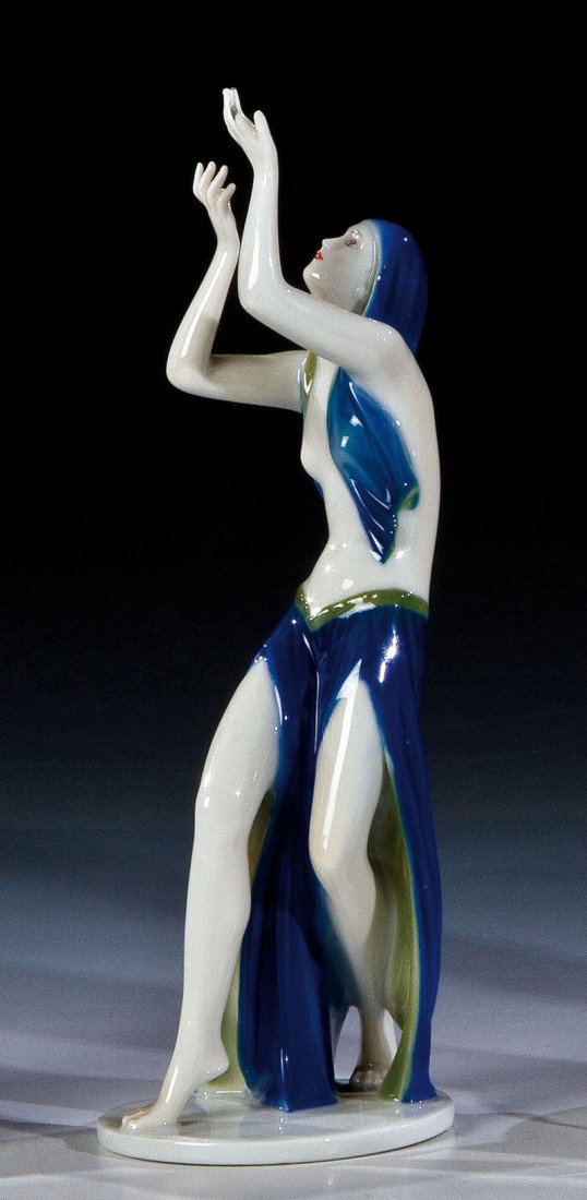 Gebetstänzerin: Gebetstänzerin Gustav Oppel (Entwurf) 1927, Rosenthal (Ausführung) 1940 Auf Rundsockel Halbakt mit Schleier und geschlitztem Rock. Beide Hände erhoben. Unterglasurbemalung in Blau und Grün. Am Bod