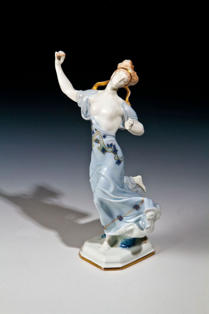 Griechische Tänzerin: Griechische Tänzerin Ferdinand Liebermann (Entwurf) 1912, Rosenthal (Ausführung) um 1920 Auf mehreckigem, profiliertem Sockel in voranschreitender, tänzerischer Pose, in der rechten Hand eine Kasta