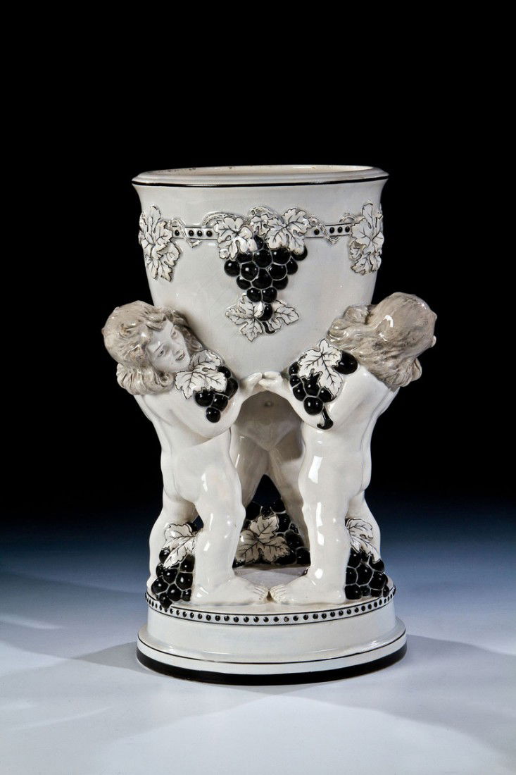 Blumenschale: Blumenschale Carl Klimt (Entwurf zugeschrieben), Gebrüder Mehner, Eulau bei Bodenbach (Lilové), 1920er Jahre Steingut, teils schwarz staffiert. Drei auf Rundsockel stehende, vollplastische Putti umg