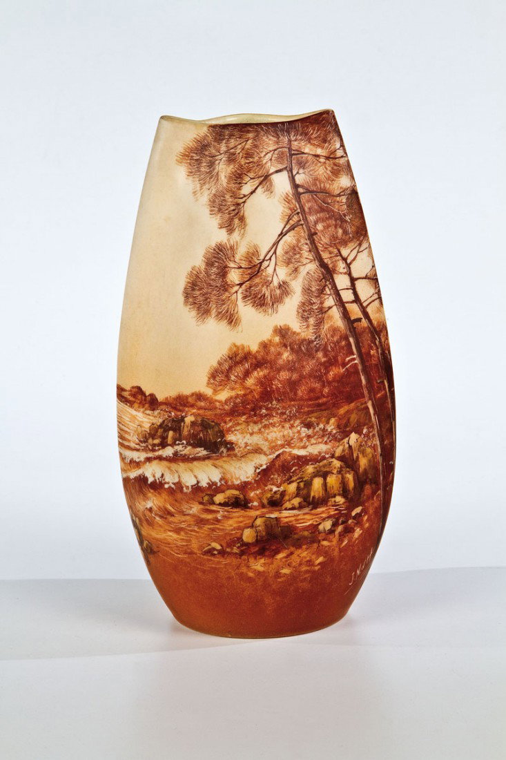 Vase: Vase Delphin Massier, Vallauris, Frankreich, um 1900 Steingut. Schlanke eiförmige, beidseitig abgeflachte Wandung mit umlaufend in Creme, Beige und Brauntönen fein gemaltem Dekor: felsige Küstenlan