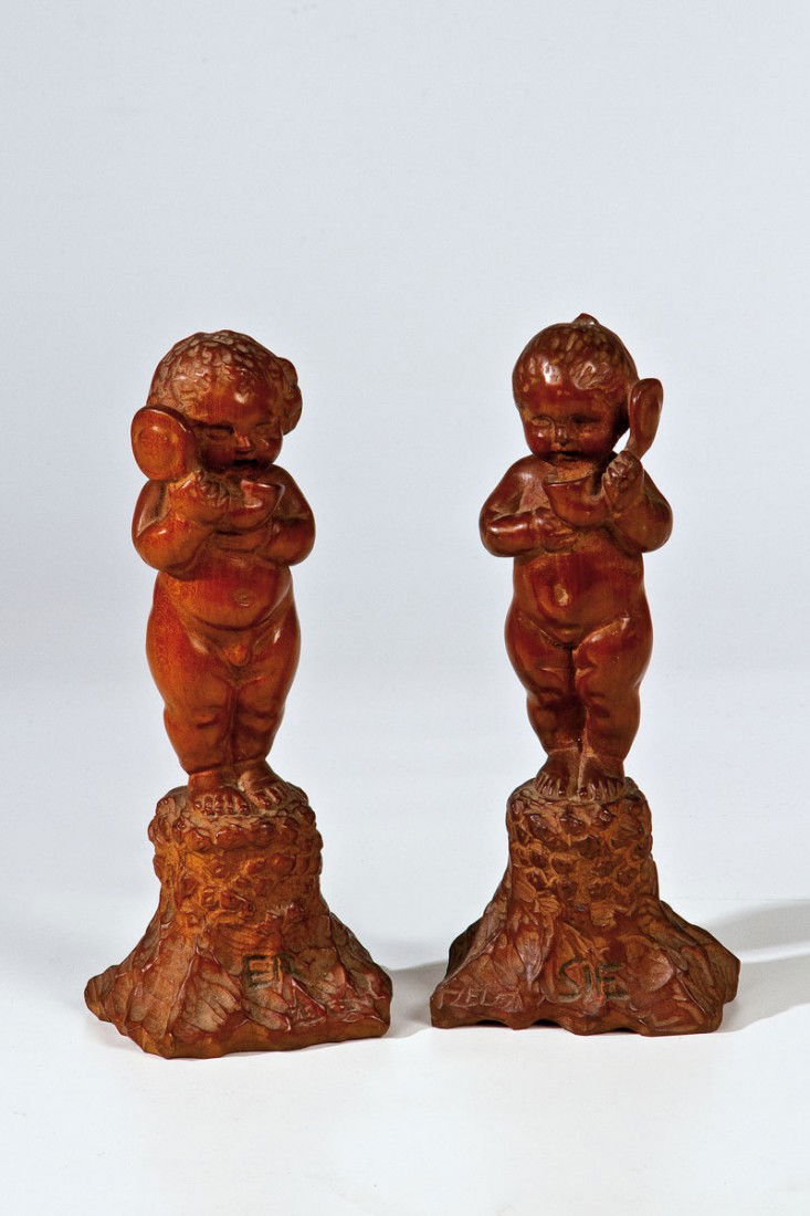 ''Er'' und ''Sie'' / Knabe und Mädchen: ''Er'' und ''Sie'' / Knabe und Mädchen Franz Zelezny (1866-1932) Geschnitztes Buchsholz. Natursockel mit nackten Körpern, beide telefonierend. Sockel frontal bez. ''ER'' bzw. ''SIE'' sowie ''ZELEZNY