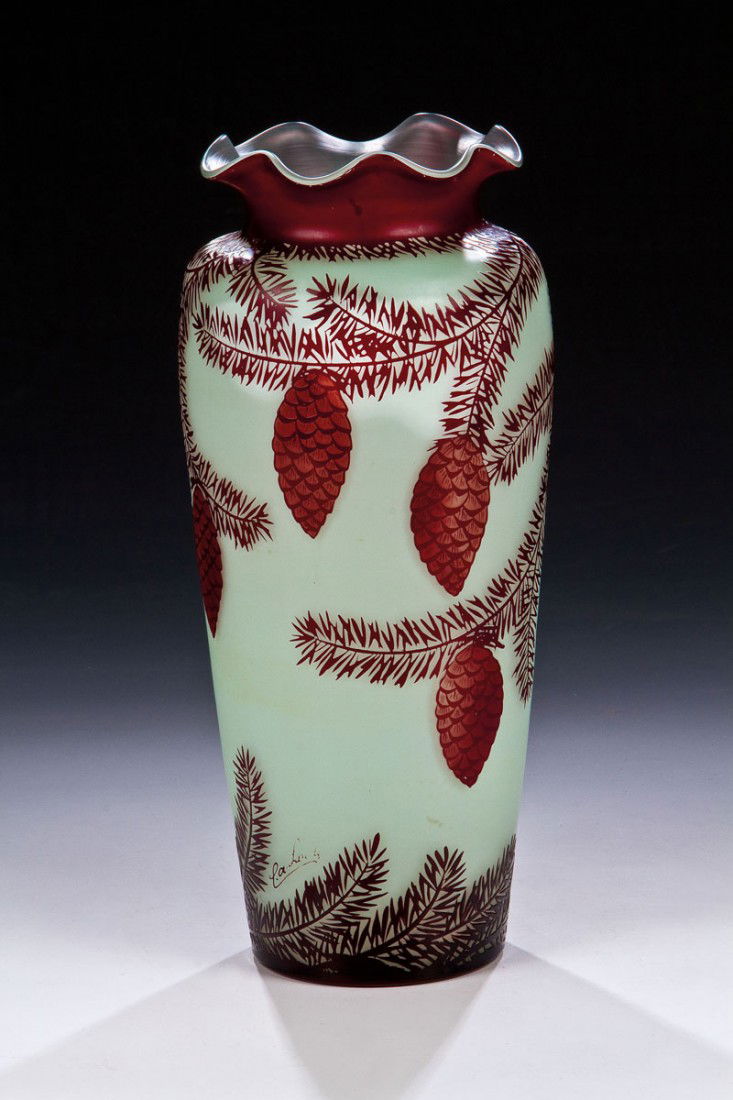 Vase mit Tannenzweige: Vase mit Tannenzweige Loetz Wwe., Klostermühle, um 1925 Farbloses, opakhellgrün unterfangenes, tiefrot überfangenes Glas mit umlaufend reliefiert geätztem Dekor: Tannenzweige mit Zapfen. Binnenzei
