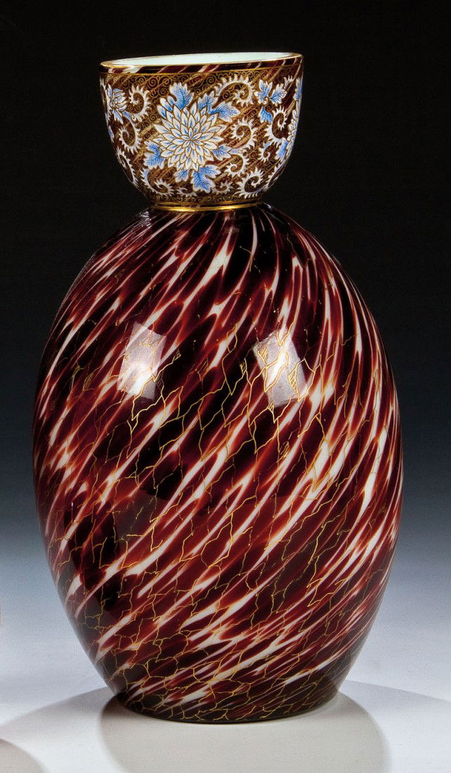 Vase: Vase Loetz Wwe., Klostermühle, um 1888/89 Opak weißes Glas mit fleckiger braunvioletter Einschmelzung, farblos überstochen. Hals mit breitem Fries aus Goldspiralen, Blüten- und Blattstilisation in
