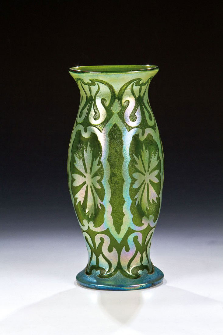 Vase ''Creta Silberiris'': Vase ''Creta Silberiris'' Loetz Wwe., Klostermühle, um 1903 Grünes Glas mit silbergelber Pulveraufschmelzung. Geätzter Dekor aus Blüten- und Rankenstilisation in vierfacher Motivwiederholung. Wand