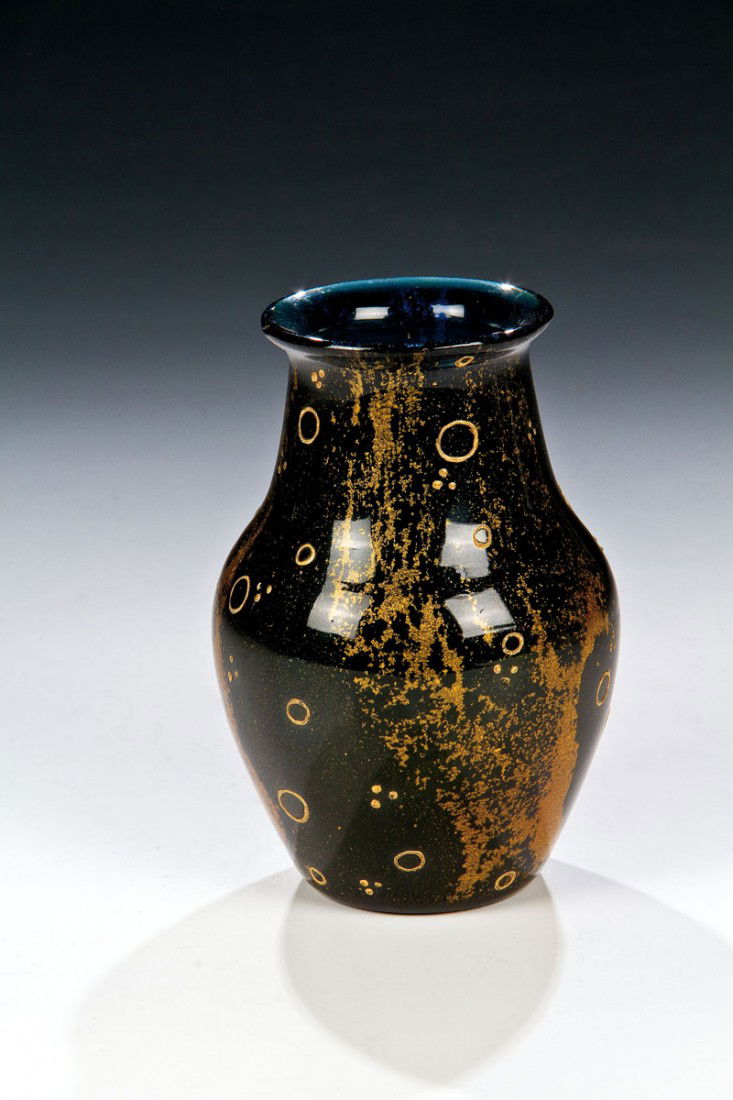 Vase ''Ophir'': Vase ''Ophir'' Loetz Wwe., Klostermühle, 1904 Farbloses Glas mit Teilunterfängen in Blau und Graugrün. Zwischen den Schichten unregelmäßig eingewalztes helles Feingranulat. Auf der Wandung in Rel