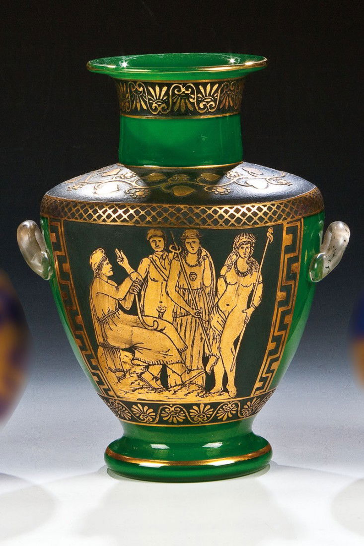 Amphorenvase ''Etrusk'': Amphorenvase ''Etrusk'' Loetz Wwe., Klostermühle, 1928 Farbloses Glas mit opakgrünem Unterfang. Geätzter, oroplastischer im Fond schwarz bemalter Dekor: Frontales Bildfeld mit antikisierendem Figur