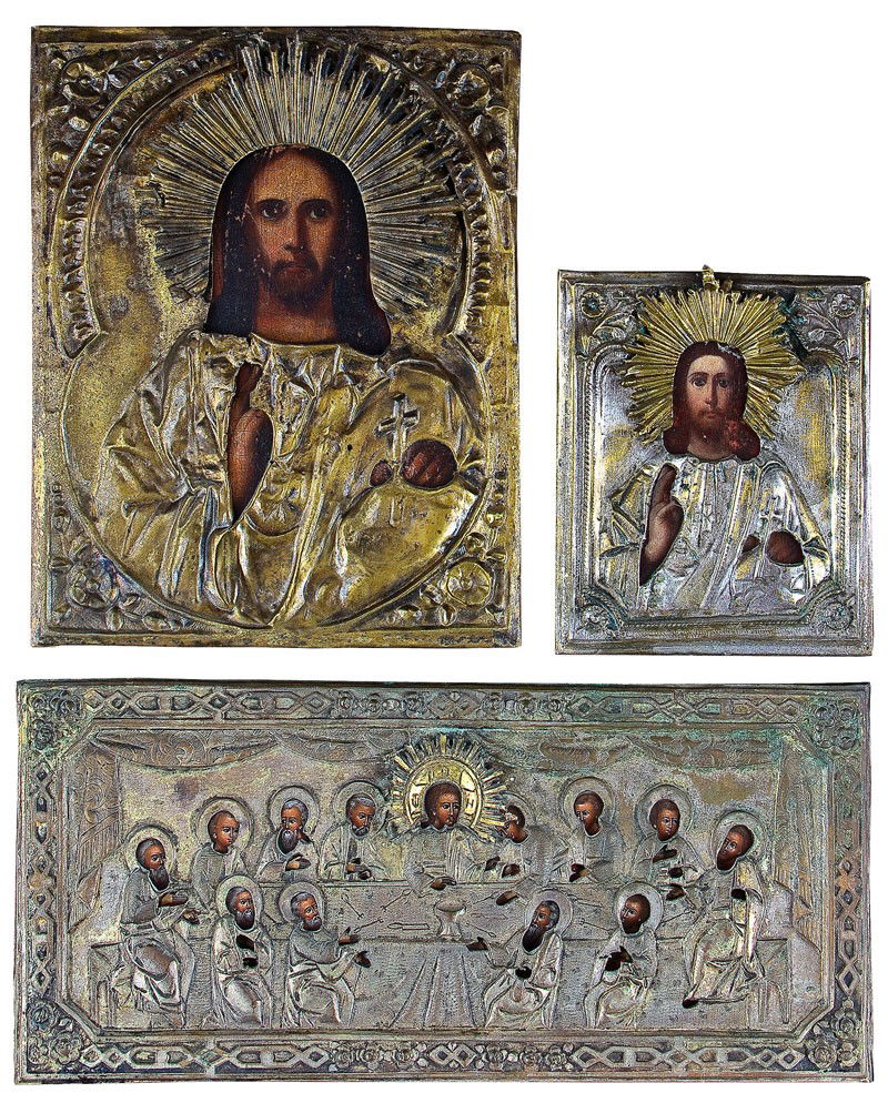 Drei Ikonen mit Oklad: Katalogbeschreibung deutsch: Drei Ikonen mit Oklad Russland, 19. Jh. Tempera/Öl auf Holz. Bestehend aus zwei Ikonen mit Christus Pantokrator (22,2 x 17,7; 13,2 x 11,2 cm) und einer seltenen Ikone mi