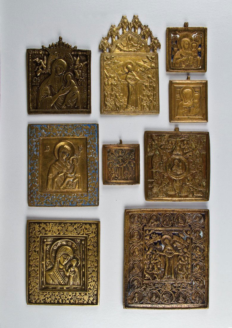 Neun Bronzeikonen: Gottesmutter: Katalogbeschreibung deutsch: Neun Bronzeikonen: Gottesmutter Russland, 18./19. Jh. Bronze, reliefiert gegossen, ziseliert und teils farbig emailliert. Darunter Darstellung der Gottesmutter der Passio