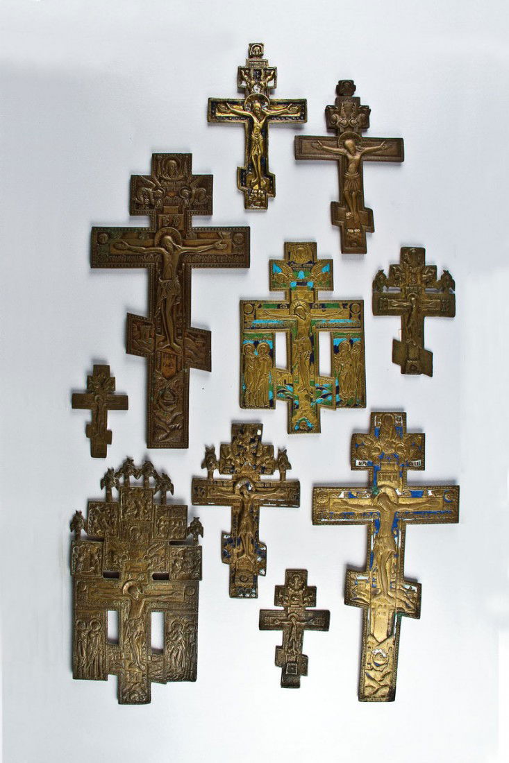 Zehn Bronze-Kruzifixe: Katalogbeschreibung deutsch: Zehn Bronze-Kruzifixe Russland, 18./19. Jh. Bronze, reliefiert gegossen und teils mehrfarbig emailliert. Teils kyrillische Inschriften auf der Rückseite. H. 8,4 - 27 cm