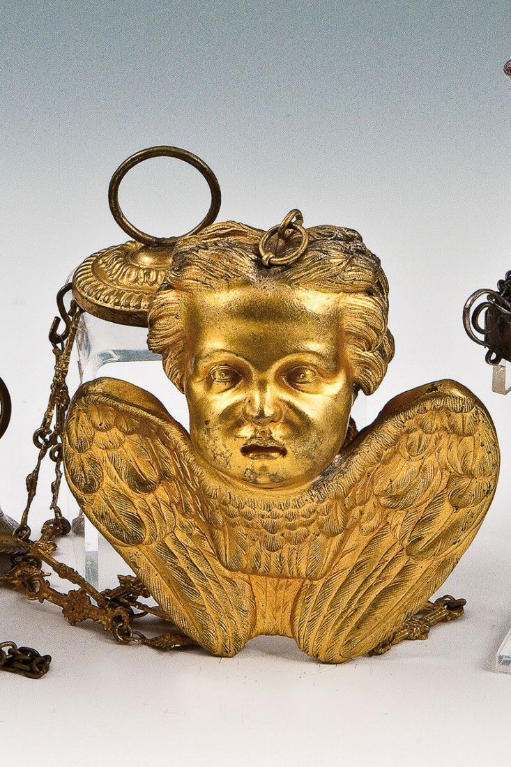 Ikonen-Lampada in Form eines Cherubs: Katalogbeschreibung deutsch: Ikonen-Lampada in Form eines Cherubs Russland, um 1900 Bronze, vergoldet. Vollplastisch gearbeitet. An drei mit Cherubim verzierten Ketten. H. 14 / 45 cm Katalogbeschreib