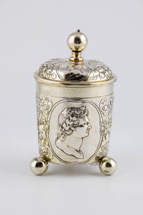 Large significant ball foot lid cup: Large important spherical foot lidded cup Augsburg, master Simon Wickert (master from 1691), around 1690 silver, gilded. Wall with three detailed emperor busts in oval medallions alternating with