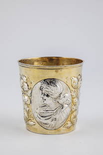 Portrait mug: Portrait cup Naumburg an der Saale, around 1700 Silver, partly gilded. On the wall in three oval medallions various portraits in high relief. Between them blossoms and foliage. Bottom stamped with