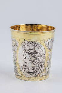 Small baroque cup: Small baroque cup Leipzig, master Johannes Paul Schmidt (master 1683 - 1703), around 1690 silver, partly gilded. On the wall in three oval medallions three antique portraits. Between the medallions