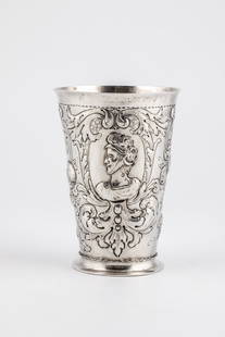 Large baroque cup: Large baroque cup Gdansk, master Conrad Jacob Wonnicker (master from 1775), around 1780 silver. On the wall in leaf cartouches with high-relief sculptural portrait of ladies or gentlemen. Between