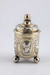 Lidded cup: Lidded cup Nuremberg, master Jakob Pfaff (master from 1675), around 1700 silver, partially gilded. The wall six oval medallion alternating with portraits of emperors and fruit bushes. The lip rim