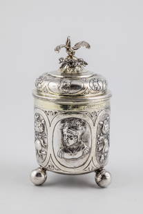 Ball foot lid cup: Spherical foot lidded cup Nuremberg, master Jacob Pfaff (master from 1677), 1690-1700 silver, partially gilded. On the wall in oval medallions alternating with high relief sculptural portraits of