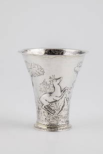 Hunting mug: Hunting mug Probably Sweden, around 1760 Silver. The wall with tree-covered landscape and deer and roebuck. Underside with unknown city and master mark. H. 9 cm. 52 g.