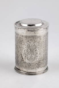 Snakeskin cup: Snakeskin cup Frankfurt, early 18th century silver. On the wall hallmarked snakeskin decoration and on the front side with coat of arms. Highly domed plug-in lid. Bottom side stamped with sly city