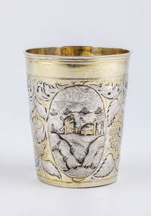 Mug: Cup German, around 1700 silver, partially gilded. The wall with three oval architectural reserves between them various fruit bushes. Underside unknown, partially chipped, marks. H 10 cm. 140 g.