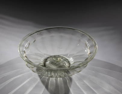 Bowl with optical dÃ©cor: Bowl with optical dÃ©cor Venice or Hall in Tyrol, 16th/17th century Greyish glass with high engraved back and demolition. Edge turned downwards. D. 23.5 cm