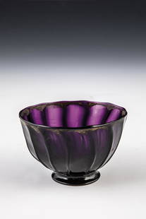 Rare Koppchen: Rare Koppchen Alpine, 17th/18th century Violet, longitudinally optically ribbed glass, melted base with tear-off. Muzzle rim with remnants of gilding. D. 9.3 cm