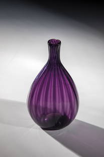 Pouch bottle: Pouch bottle Alpine 18th century violet glass. Teardrop-shaped, slightly flattened on both sides with longitudinal optical decoration, slightly high floor and demolition. H. 17.5 cm Best.