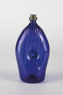 Umbilical bottle made of cobalt blue glass: Navel bottle made of cobalt blue glass Alpine, 18th/19th century. Centrally bulged, longitudinal optical wall with slightly high bottom, demolition and navel pierced on both sides in the middle. Tin