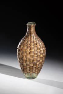 Flat bottle in braid: Flat bottle in braid Alpine, around 1800 Light green glass with demolition, flattened wall on both sides with reinforced spout. Signs of age. H. 20 cm