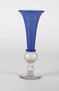 Foot vase: Foot vase Weserbergland, c. 1800 Plate base with demolition and spherical nodus made of colorless glass, goblet-shaped cuppa made of cobalt blue glass. H. 26 cm