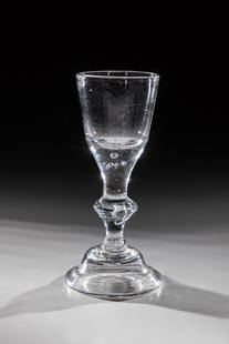 Cup: Trophy Lauenstein, c. 1720 Colorless glass with demolition. Bell-shaped base with a wide rim folded downwards. Balusterschaft merging into Kuppa with seven pierced air beads. H. 17.3 cm