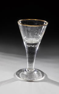 Pointed goblet with gold rim: Pointed chalice with gold rim Lauenstein around 1780 Colorless glass with tear. Disc base. Solid shaft merging into conically wielded cuppa. Seven pierced air beads. Gold-plated lip rim. H. 16.5 cm