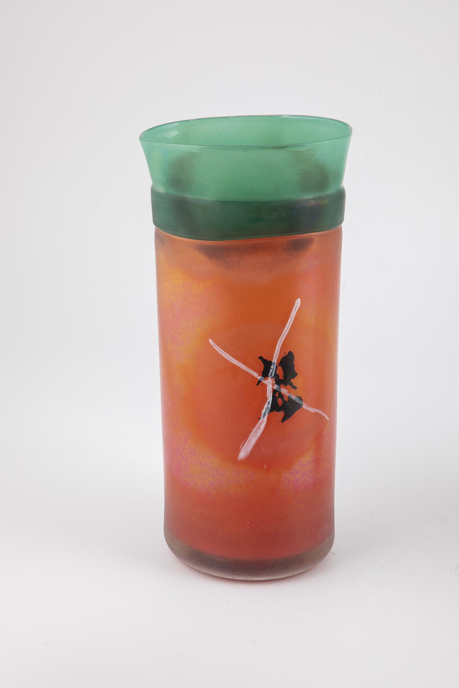 Vase: Vase Richard Meitner, 1982 flashed glass, melted together, white enamelled and irided. Signed, dated and signed in diamond crack: R. Meitner 82, 3-1-83. H. 32 cm