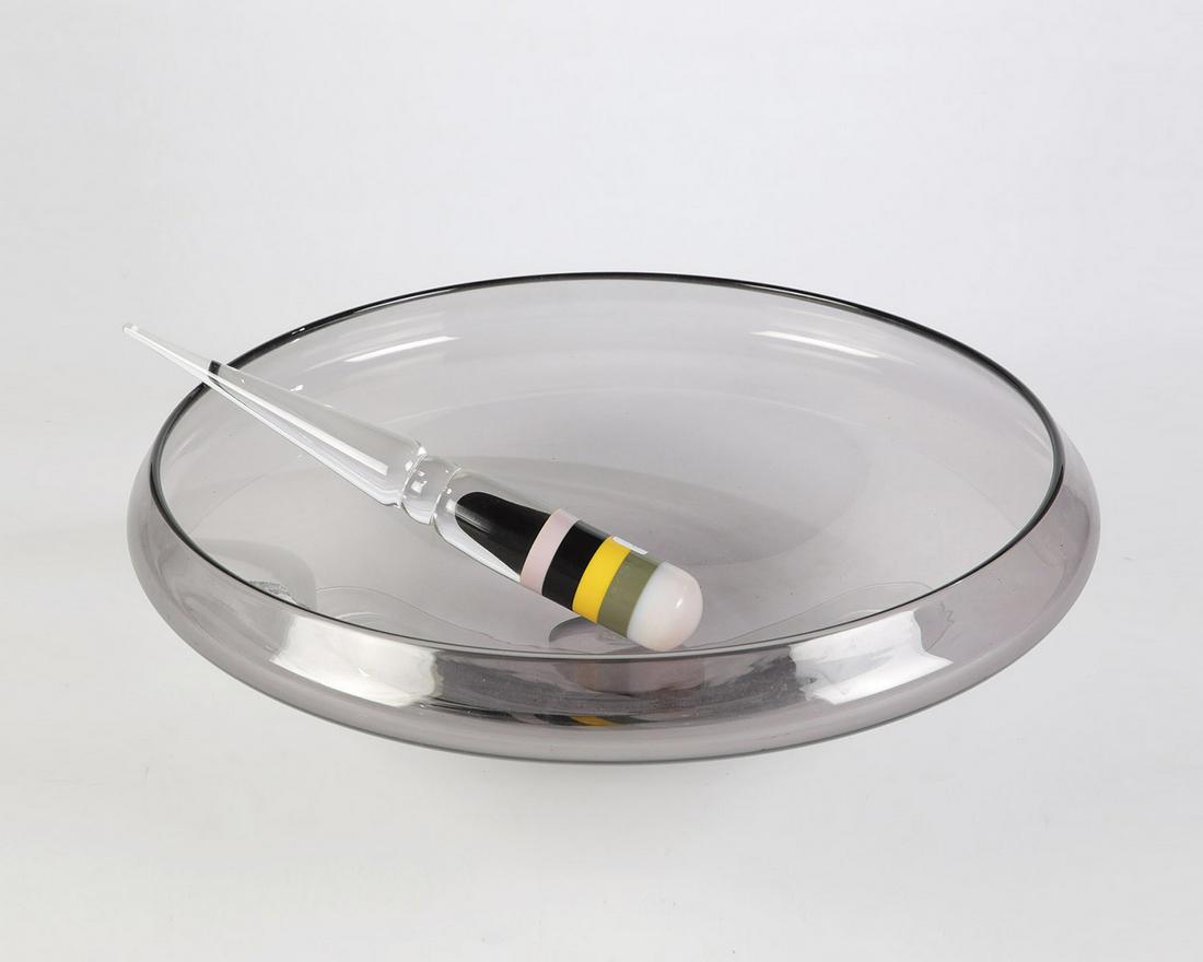 Shell object: Shell object Richard Meitner, 1980 in two parts. Clear and coloured glass, partly underpinned, ground, polished and glued. Deep hollow bowl in smoky gray glass. Both parts signed: R. Meitner '80 3-1-3