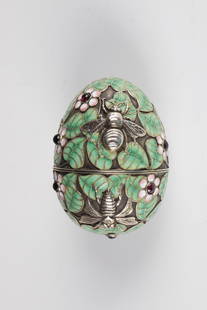 CloisonnÃ© enamel egg tin with insect dÃ©cor: CloisonnÃ© enamel egg box with insect dÃ©cor Russia, stamped Pavel Ovchinnikov silver, partly gilded. Area-filling cloverleaf and flower dÃ©cor with insects. Red cabochons. Stamped with the stam