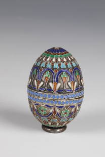 CloisonnÃ© enamel egg dose: CloisonnÃ© enamel egg tin Russia, stamped Ovchinnikov silver, partly gilded. Ovoider body with stylized floral motifs and pearl borders. Email partly bumped. H. 6 cm, 93 cm